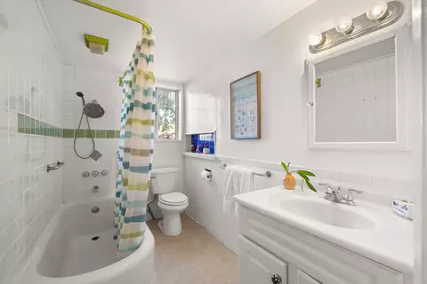 Bath - 4671 9th St, Carpinteria, CA 93013 photo 1 of 1