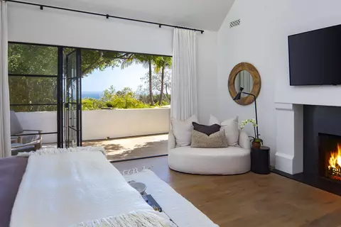 Bedroom - 910 Buena Vista Dr, Montecito, CA 93108 photo 2 of 5