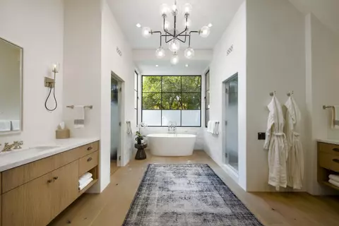 Bath - 910 Buena Vista Dr, Montecito, CA 93108 photo 2 of 3