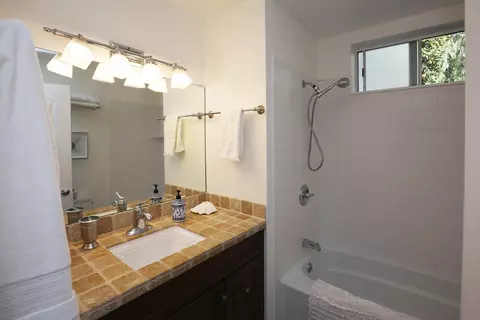 Bath - 974 El Centro St, Ojai, CA 93023 photo 3 of 3