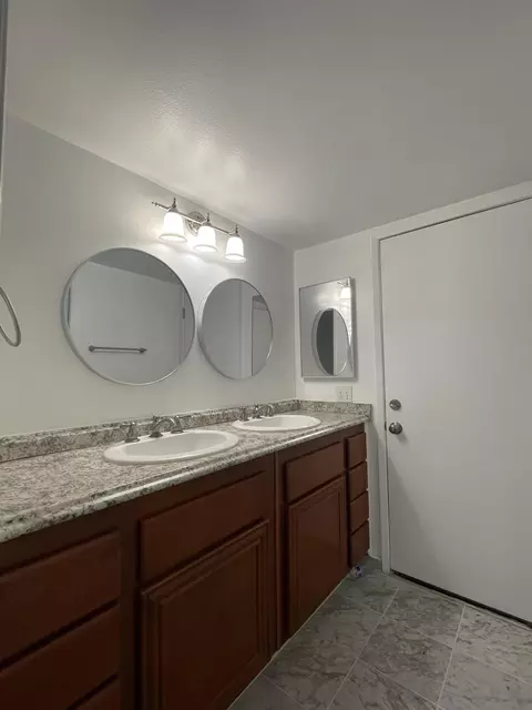 Bath - 3311 W Hemlock St, Oxnard, CA 93035 photo 3 of 4