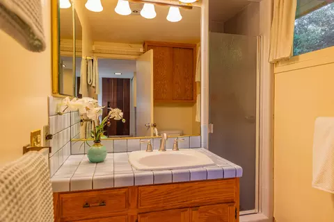 Bath - 217 Sierra Rd, Ojai, CA 93023 photo 2 of 4