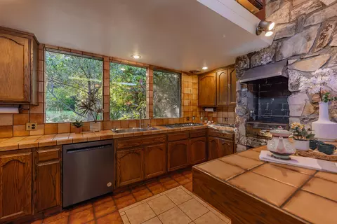 Kitchen - 217 Sierra Rd, Ojai, CA 93023 photo 3 of 4