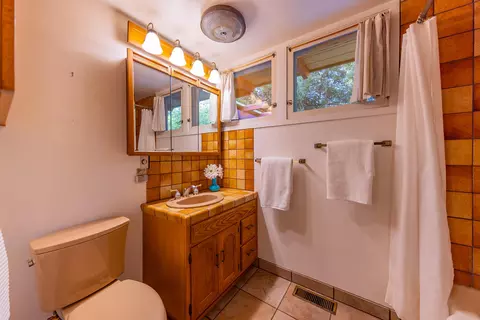 Bath - 217 Sierra Rd, Ojai, CA 93023 photo 1 of 4