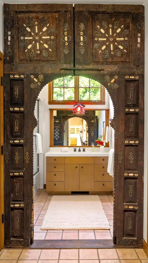Bath - 486 Cota Ln, Montecito, CA 93108 photo 2 of 3