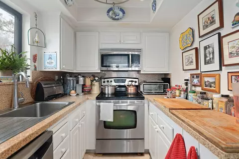 Kitchen - 3375 Foothill Rd #634, Carpinteria, CA 93013 photo 2 of 2