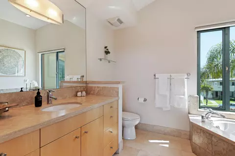 Bath - 4815 Sandyland Rd #A, Carpinteria, CA 93013 photo 2 of 4
