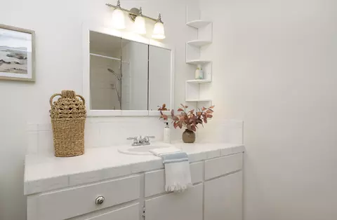 Bath - 409 E Valerio St, Santa Barbara, CA 93101 photo 3 of 3