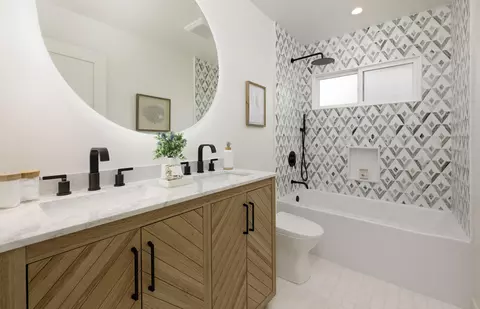 Bath - 1377 Linhere Dr, Carpinteria, CA 93013 photo 2 of 2