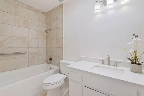 Bath - 220 Elm Ave #10, Carpinteria, CA 93013 photo 1 of 1