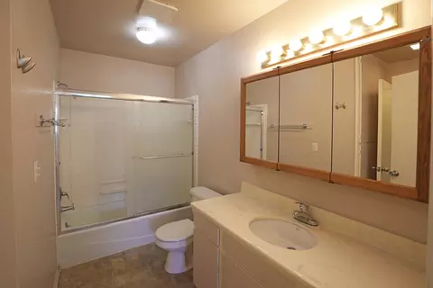 Bath - 4407 Catlin Cir #C, Carpinteria, CA 93013 photo 1 of 2