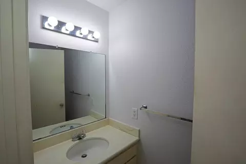Bath - 4407 Catlin Cir #C, Carpinteria, CA 93013 photo 2 of 2
