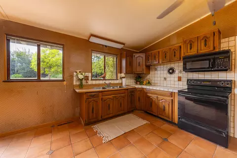 Kitchen - 910 Spring St, Oak View, CA 93022 photo 1 of 2