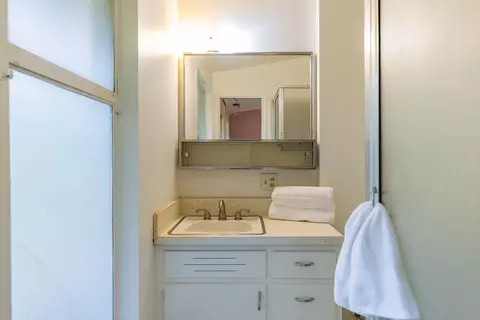 Bath - 910 Spring St, Oak View, CA 93022 photo 2 of 2