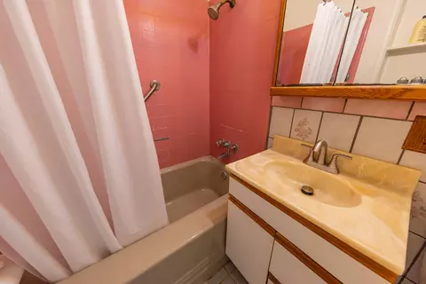 Bath - 910 Spring St, Oak View, CA 93022 photo 1 of 2