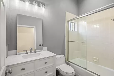 Bath - 4228 Carpinteria Ave #2, Carpinteria, CA 93013 photo 2 of 4