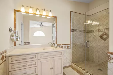 Bath - 4228 Carpinteria Ave #2, Carpinteria, CA 93013 photo 3 of 4