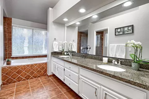 Bath - 2505 Lilac Walk, Oxnard, CA 93030 photo 2 of 6
