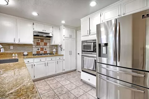 Kitchen - 2505 Lilac Walk, Oxnard, CA 93030 photo 3 of 5