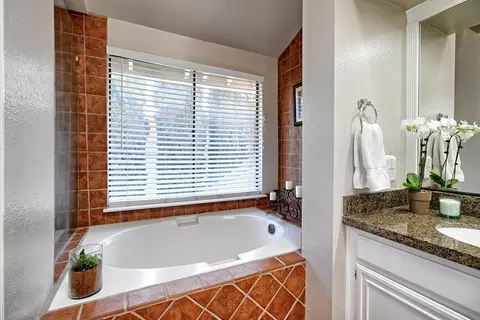 Bath - 2505 Lilac Walk, Oxnard, CA 93030 photo 3 of 6