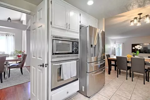 Kitchen - 2505 Lilac Walk, Oxnard, CA 93030 photo 4 of 5