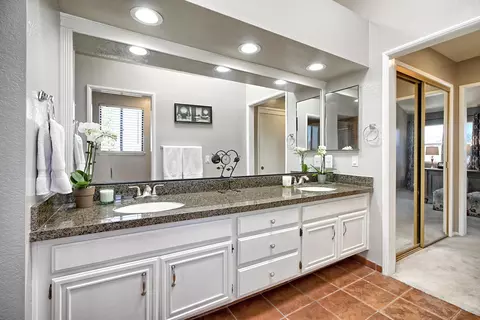 Bath - 2505 Lilac Walk, Oxnard, CA 93030 photo 5 of 6