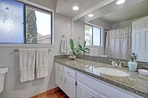 Bath - 2505 Lilac Walk, Oxnard, CA 93030 photo 6 of 6
