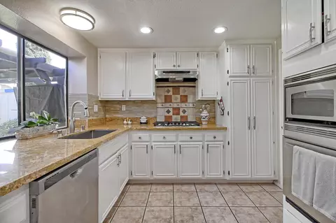 Kitchen - 2505 Lilac Walk, Oxnard, CA 93030 photo 2 of 5