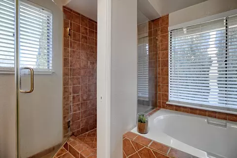 Bath - 2505 Lilac Walk, Oxnard, CA 93030 photo 4 of 6