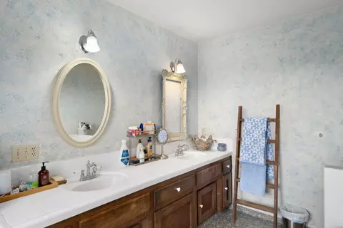 Bath - 7595 Feenstra Rd, Paso Robles, CA 93446 photo 2 of 3