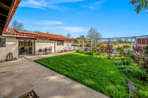Exterior - 7595 Feenstra Rd, Paso Robles, CA 93446 photo 7 of 8