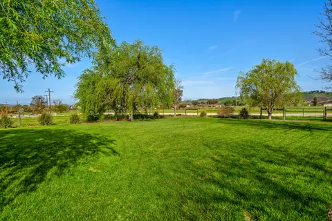 Exterior - 7595 Feenstra Rd, Paso Robles, CA 93446 photo 4 of 8