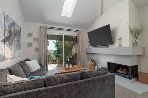 Living - 2216 Martinique Ln, Oxnard, CA 93035 photo 2 of 5