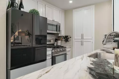 Kitchen - 2216 Martinique Ln, Oxnard, CA 93035 photo 4 of 4