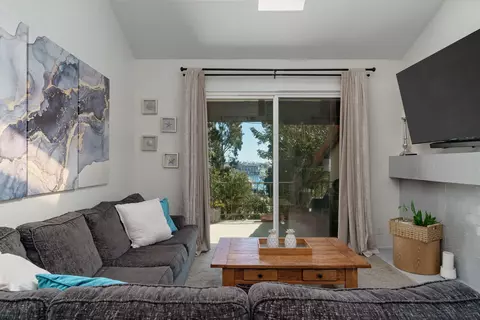 Living - 2216 Martinique Ln, Oxnard, CA 93035 photo 3 of 5