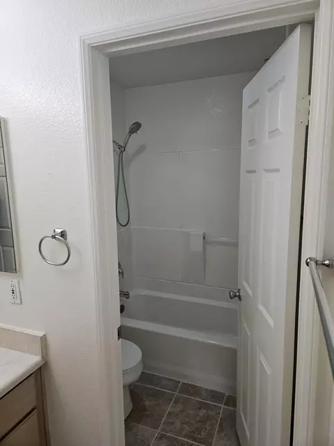 Bath - 4692 Carpinteria Ave #22, Carpinteria, CA 93013 photo 1 of 2