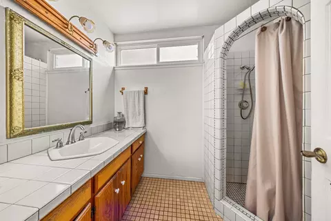 Bath - 4595 Aragon Dr, Carpinteria, CA 93013 photo 3 of 3