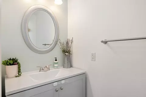Bath - 4430 Catlin Cir #B, Carpinteria, CA 93013 photo 2 of 2