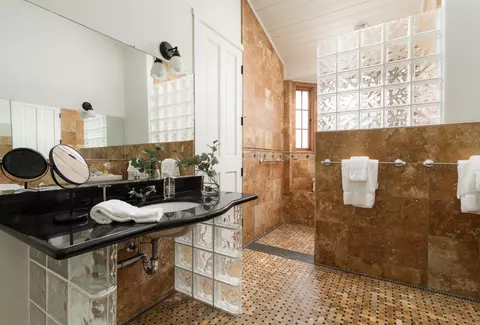 Bath - 690 San Ysidro Rd, Montecito, CA 93108 photo 3 of 4