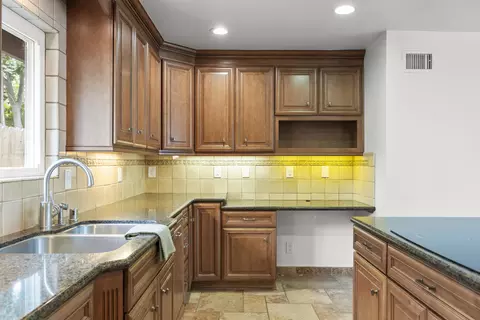Kitchen - 741 Kentwood Dr, Oxnard, CA 93030 photo 3 of 5