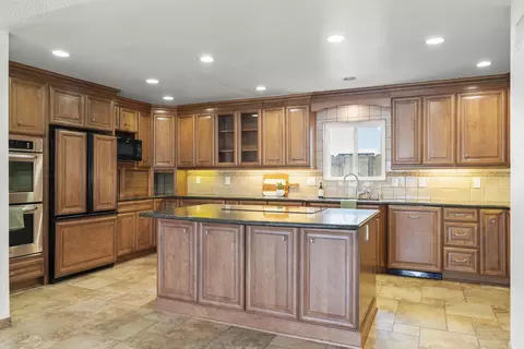 Kitchen - 741 Kentwood Dr, Oxnard, CA 93030 photo 1 of 5