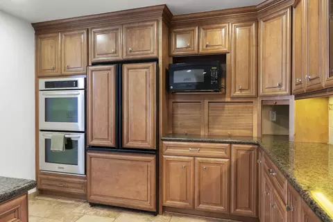 Kitchen - 741 Kentwood Dr, Oxnard, CA 93030 photo 4 of 5