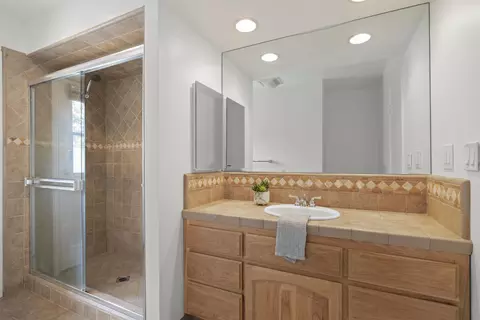 Bath - 741 Kentwood Dr, Oxnard, CA 93030 photo 4 of 5