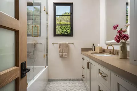 Bath - 2775 Sycamore Canyon Rd, Montecito, CA 93108 photo 2 of 3