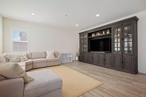 Living - 620 Whalen Way, Oxnard, CA 93036 photo 1 of 2