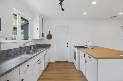Kitchen - 35 Monte Via, Oak View, CA 93022 photo 2 of 3