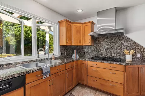 Kitchen - 654 Edgewood Dr, Goleta, CA 93117 photo 2 of 3