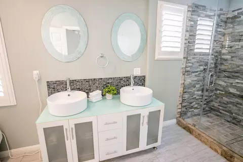 Bath - 714 Nile River Dr, Oxnard, CA 93036 photo 4 of 7