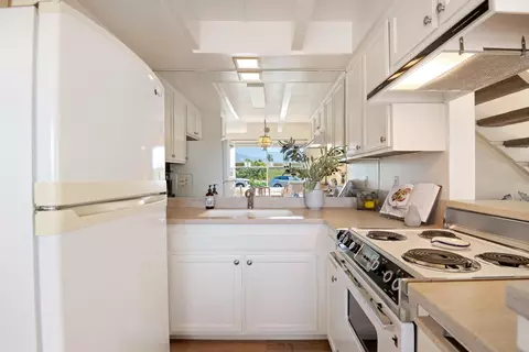 Kitchen - 130 Ash Ave #10, Carpinteria, CA 93013 photo 2 of 3
