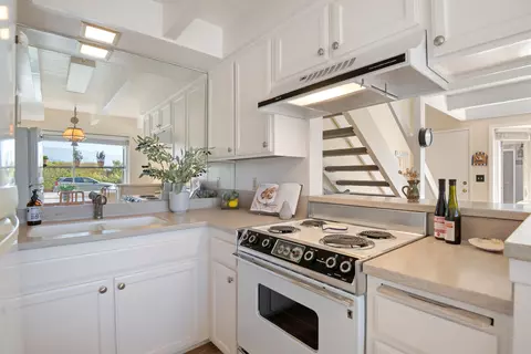 Kitchen - 130 Ash Ave #10, Carpinteria, CA 93013 photo 3 of 3